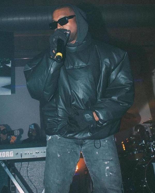 Rapper Kanye West com peças da parceria entre a Gap, Yeezy e Balenciaga