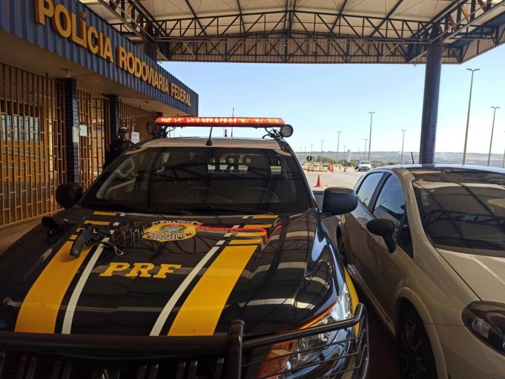 Revólver calibre 38 em cima de capô de viatura da PRF