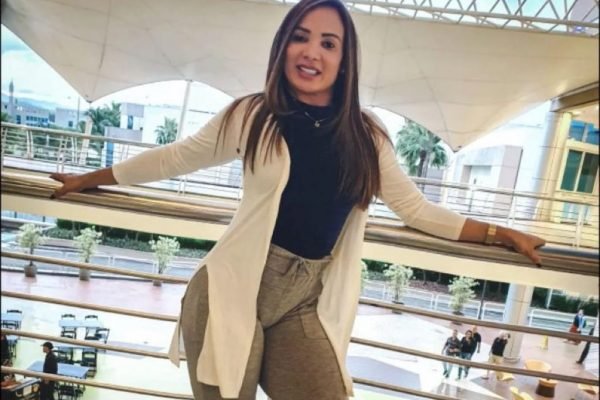 Bianca Naldy, candidata por partido cristão e atriz pornô, posa para foto em shopping - Metrópoles