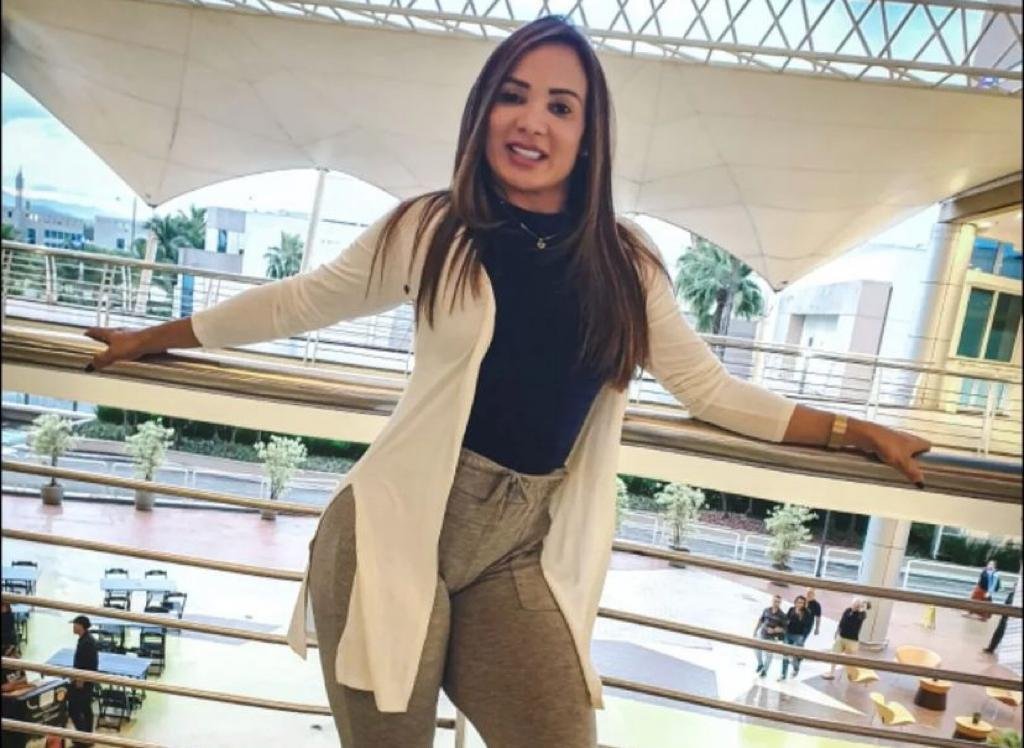 Bianca Naldy, candidata por partido cristão e atriz pornô, posa para foto em shopping - Metrópoles
