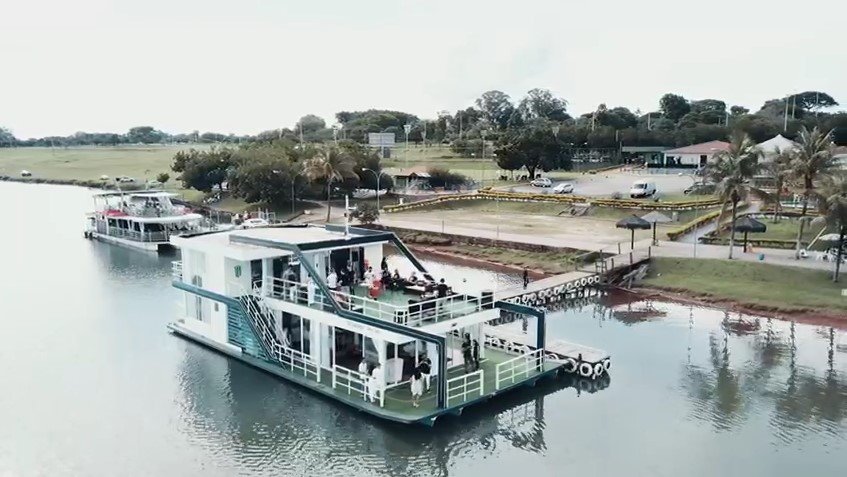 barco Blue Lake, onde Cristina Bolsonaro comemorou aniversário