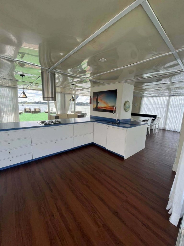 barco Blue Lake, onde Cristina Bolsonaro comemorou aniversário