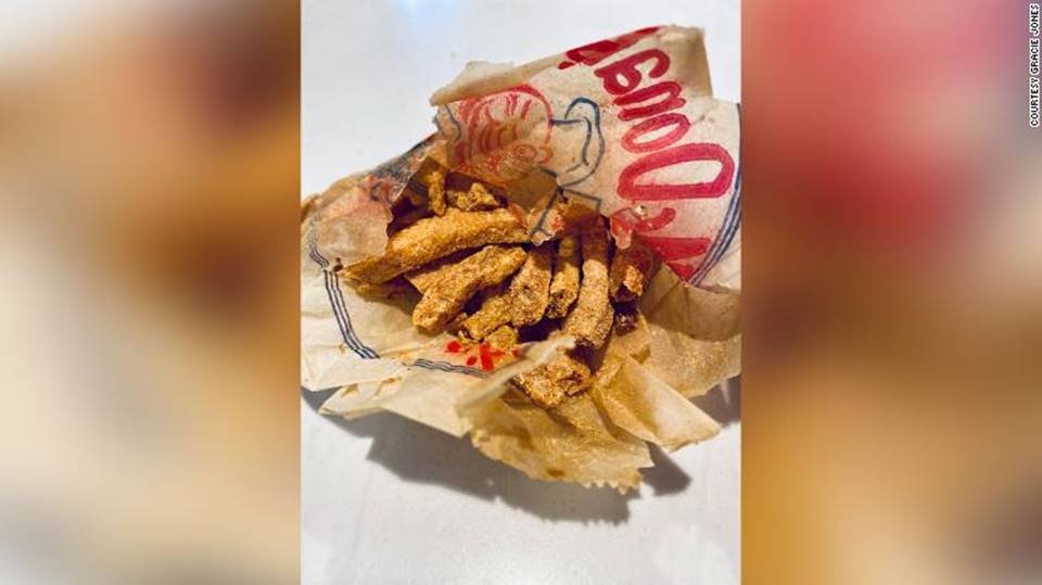 Pareja encuentra bocadillo de McDonald’s con papas enlatadas en la década de 1950