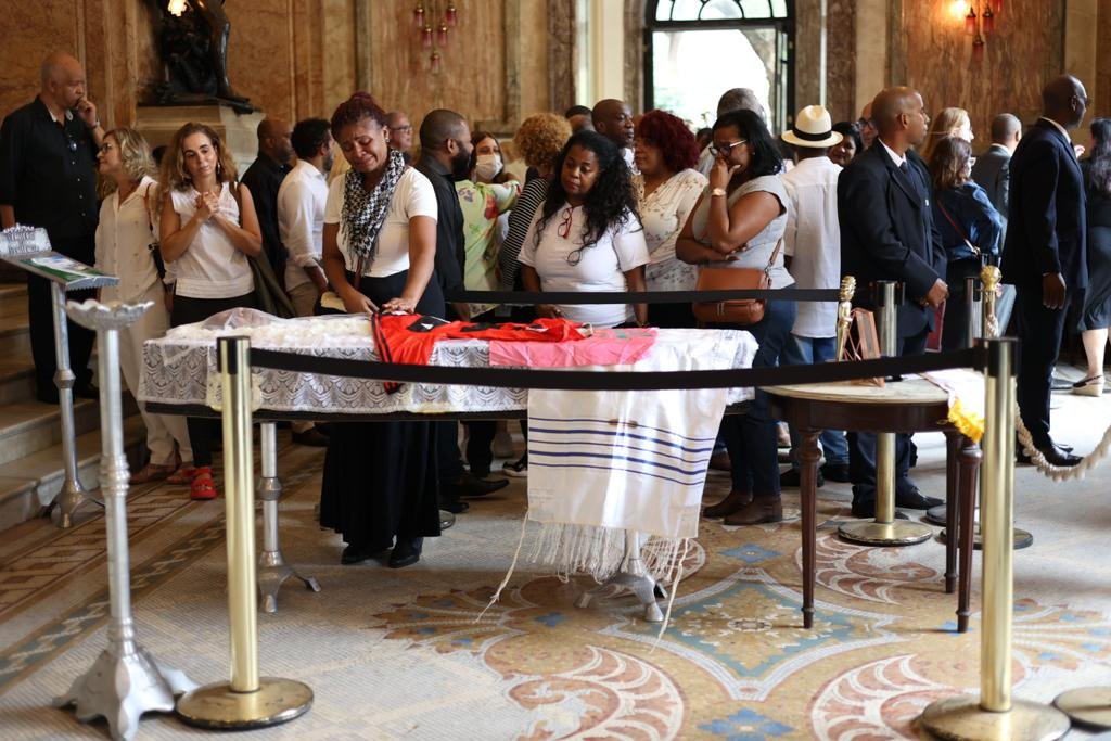 Corpo do ator Milton Gonçalves é velado no Teatro Municipal no Rio de Janeiro
