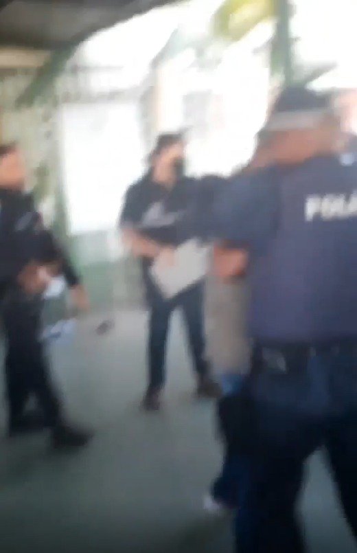 policias militares em pé apartam briga