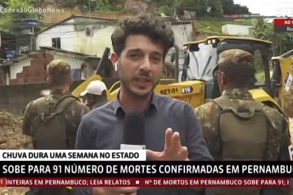 O repórter Victor Ferreira cobre as chuvas em Pernambuco para o canal pago GloboNews
