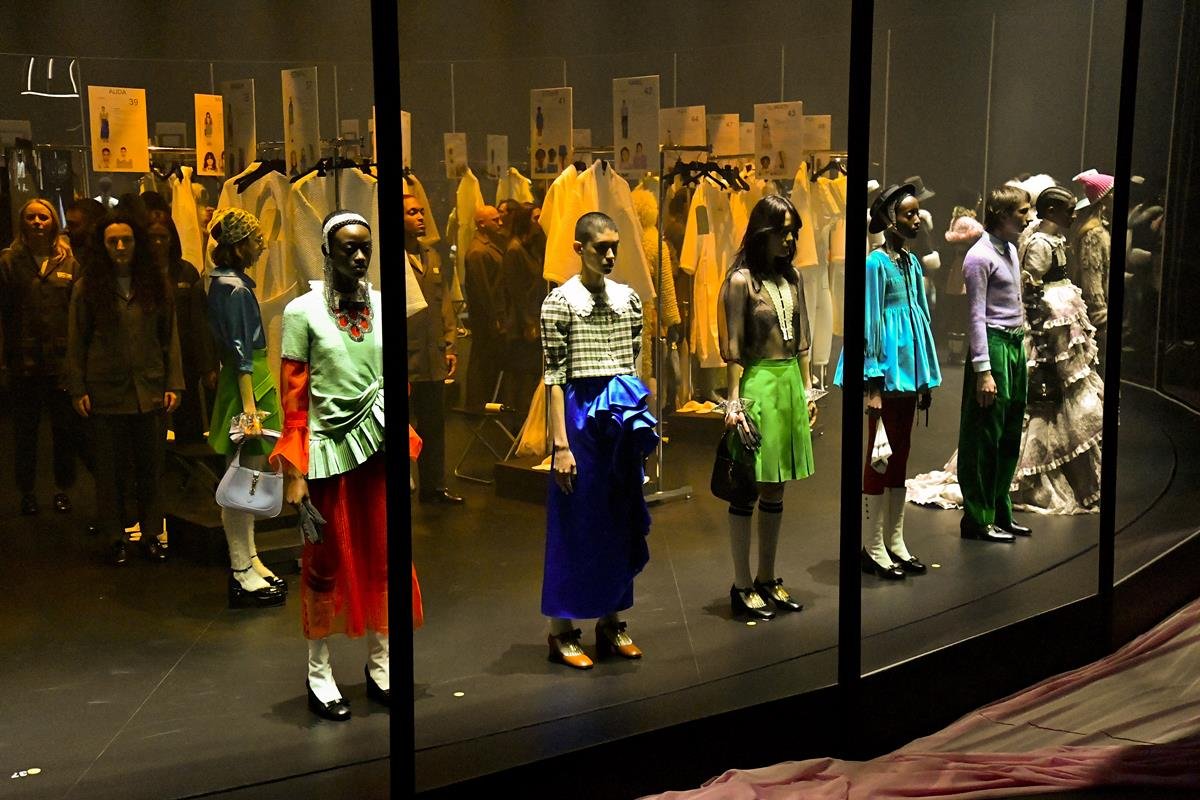 Desfile da marca Gucci em que os modelos ficaram dentro de um vidro que simulava um aquário