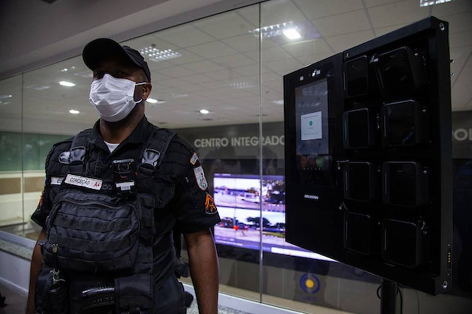 Policial militar do RJ com câmera no uniforme em sala de monitoramento - Metrópoles