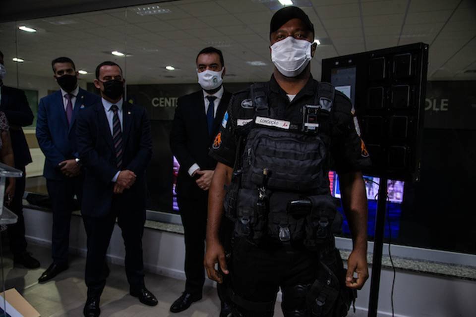 Policial militar do RJ em cerimonia de lançamento de câmeras em uniformes - Metrópoles