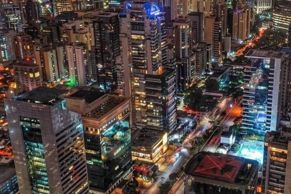 Vista aérea da Avenida Faria Lima, em São Paulo, durante a noite