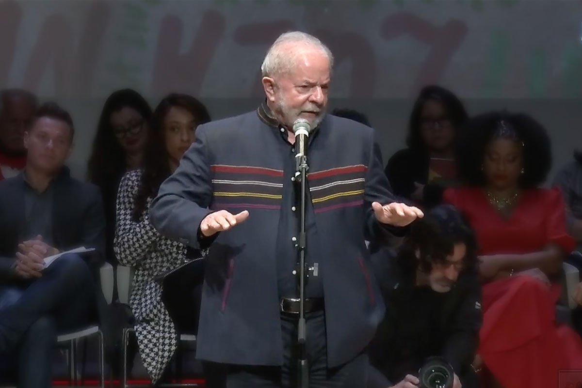 Lula discursa em lançamento de livro na PUC