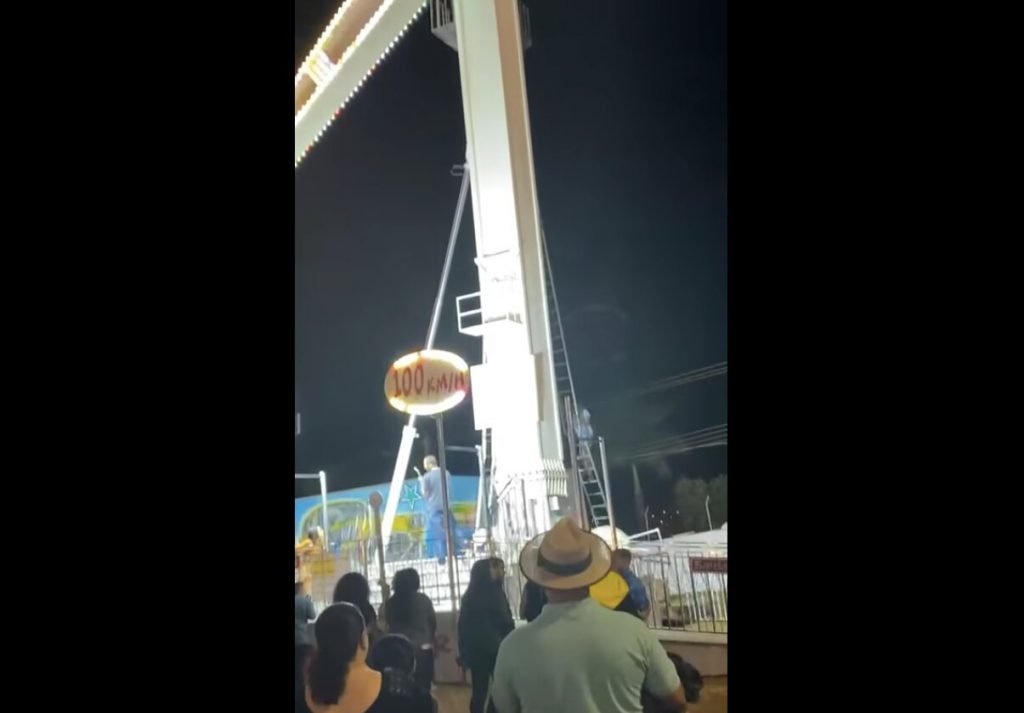 Um funcionário do parque instalado na Festa da Soja chegou a subir na atração usando escadas simples para tentar destravar o equipamento