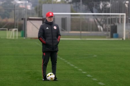 Mano Menezes no treino do Internacional