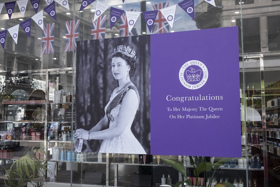 Foto colorida. Jubileu de Platina da rainha