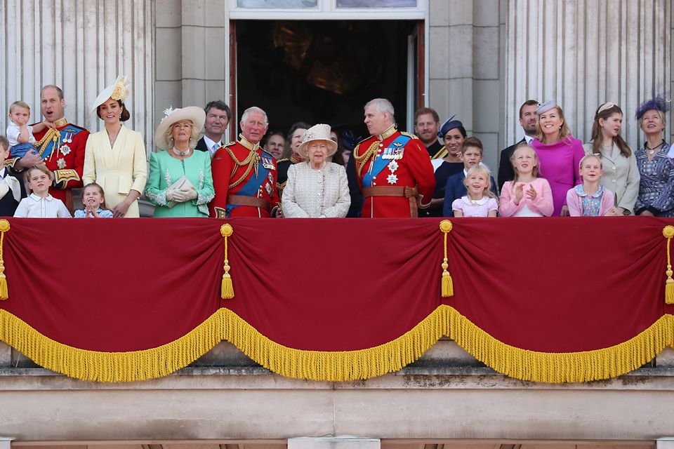 Foto colorida. Rainha Elizabeth e realeza britânica no Palácio de Buckingham