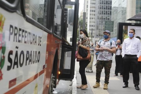 Movimentação avenida Paulista em SP. Prefeitura de SP volta a recomendar uso de máscara em locais fechados