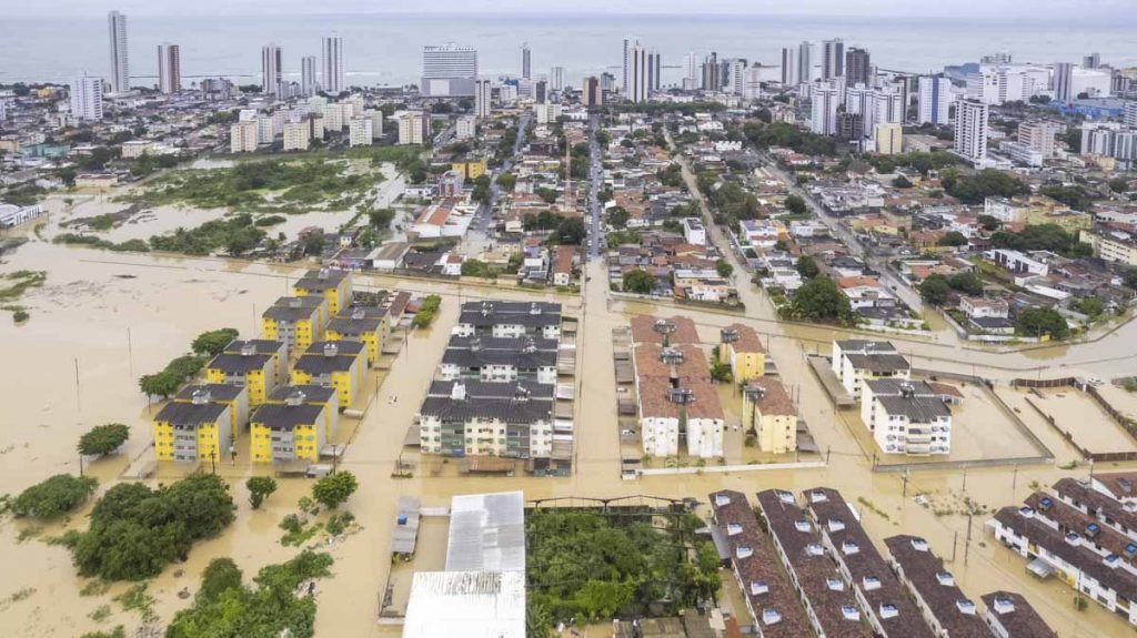 Vista aérea da região de Olinda, no Recife, após enchentes e deslizamentos de terra causados por fortes chuvas em Pernambuco, Brasil
