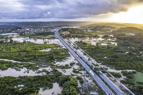 Vista aérea da região de Olinda, no Recife, após enchentes e deslizamentos de terra causados ​​por fortes chuvas em Pernambuco, Brasil