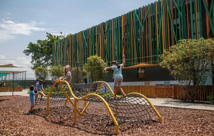 Crianças brincam em frente ao prédio da escola Eleva Barra, no Rio de Janeiro