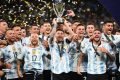 Imagem colorida seleção argentina levantando troféu da finalíssima