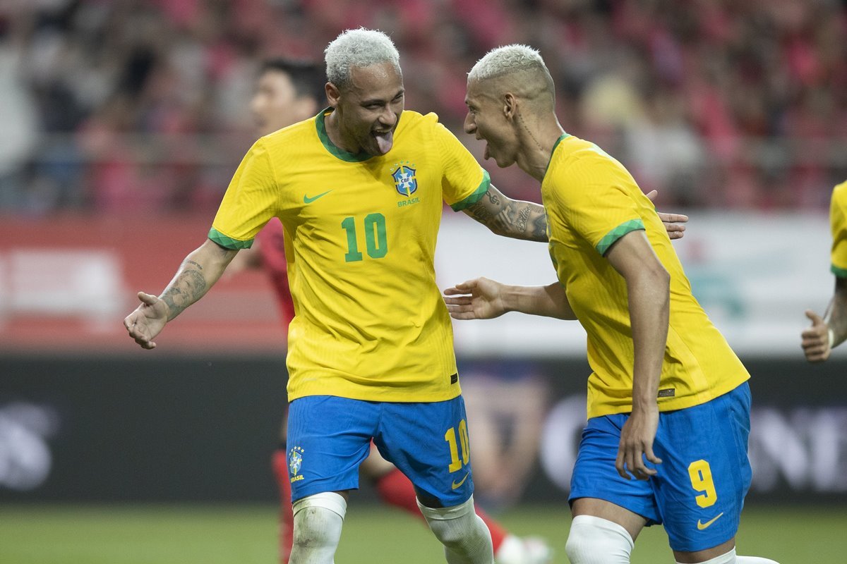 Neymar e Richarlison comemoram gol
