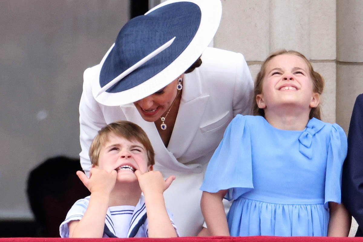 Príncipe Louis de Cambridge. faz uma careta enquanto assiste a passagem aérea da RAF com Catherine, Duquesa de Cambridge e Princesa Charlotte de Cambridge da varanda do Palácio de Buckingham