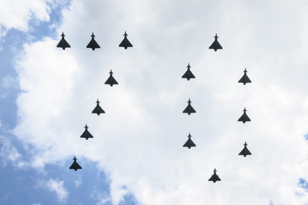 Uma formação de aeronaves na forma do número 70 voa em direção ao Palácio de Buckingham durante um sobrevoo para comemorar o primeiro dia de celebrações para marcar o Jubileu de Platina da Rainha Elizabeth II