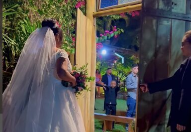 Lorenzo se surpreendeu ao ver a mãe vestida de noiva pela primeira vez