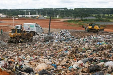 Lixo depositado no Aterro Sanitário de Brasília - Metrópoles
