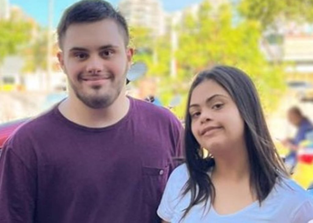 Imagem colorida de Ivy Faria e Caio Freitas