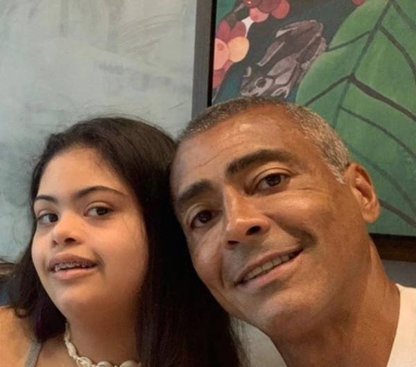Foto colorida de Ivy Faria e Romário Faria