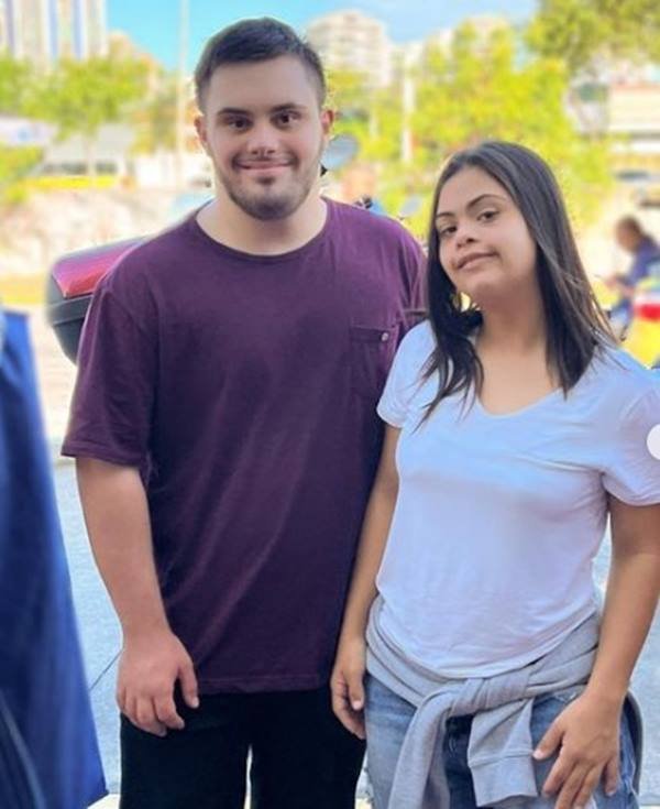 Foto colorida de Ivy Faria e Caio Freitas