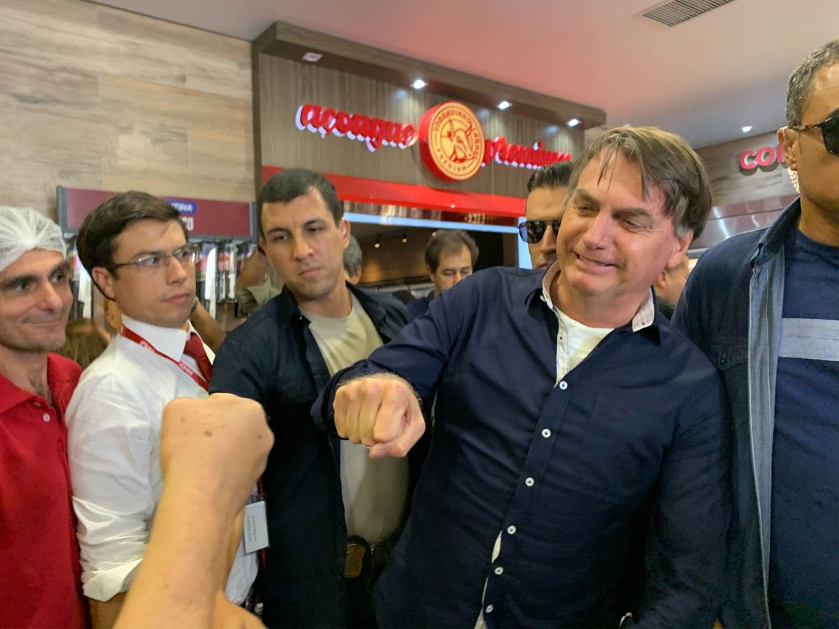 Bolsonaro fala com apoiadores