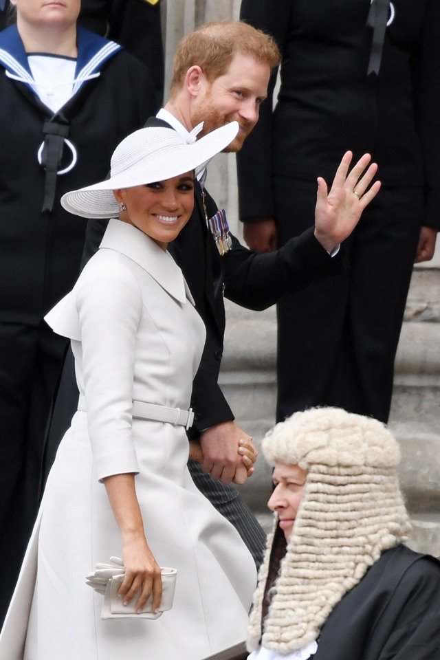 Foto colorida. Meghan Markle e príncipe Harry