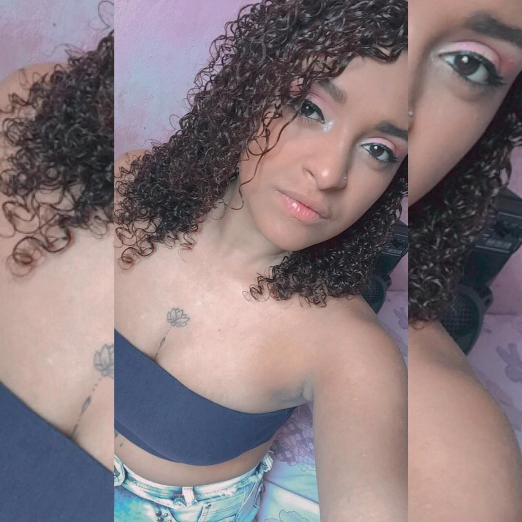 Viviane com blusa azul e cara séria para foto