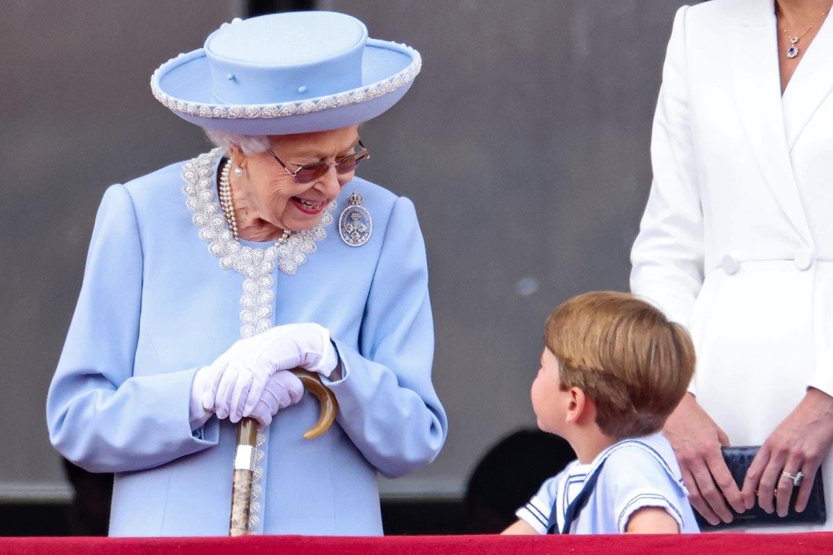 Fotografia colorida da rainha da Inglaterra conversando com bisneto Louis