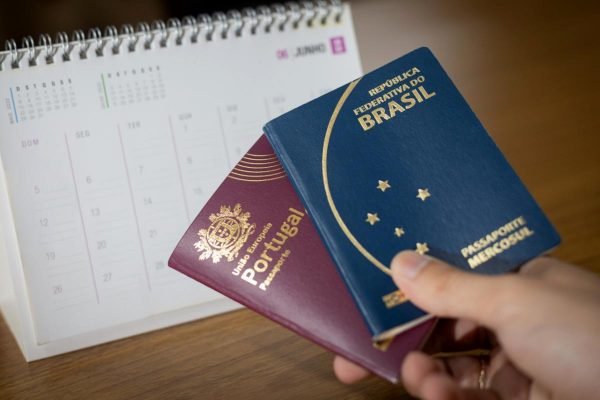 Trabalho sem fronteiras: o passaporte de internacionalização da Revelo -  NeoFeed