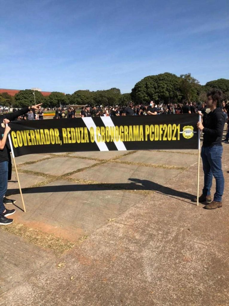 Manifestantes seguram cartazes