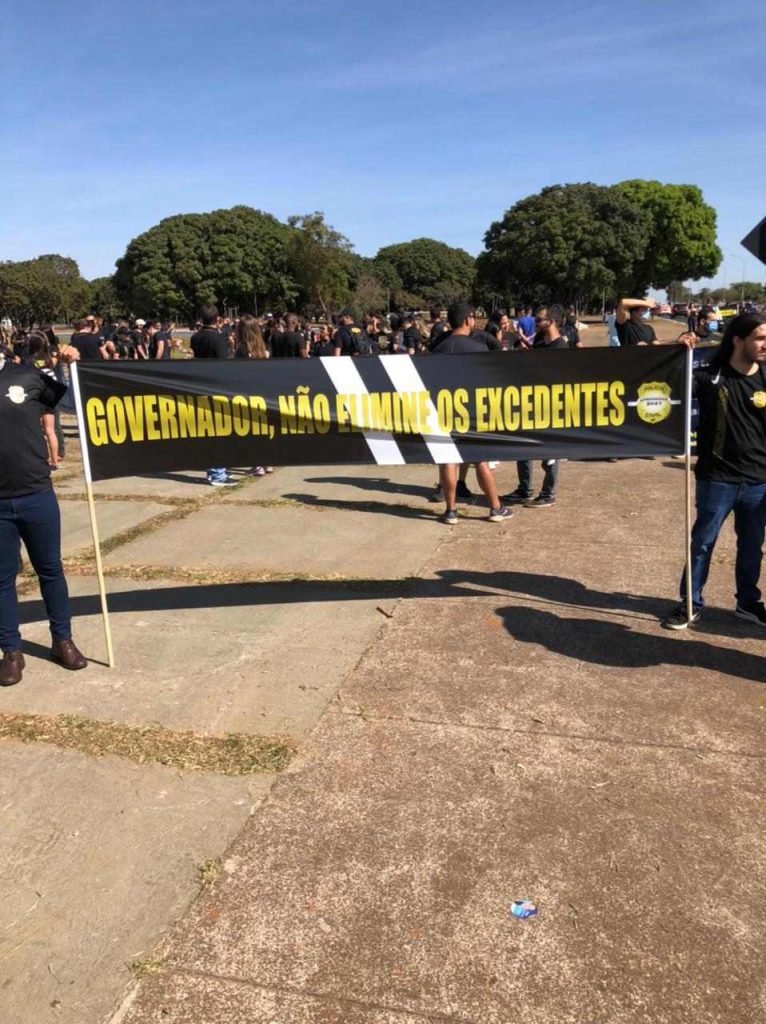 Manifestantes seguram cartazes