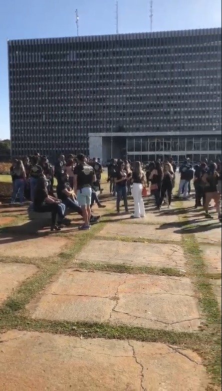 Manifestantes em frente ao Palácio do Buriti