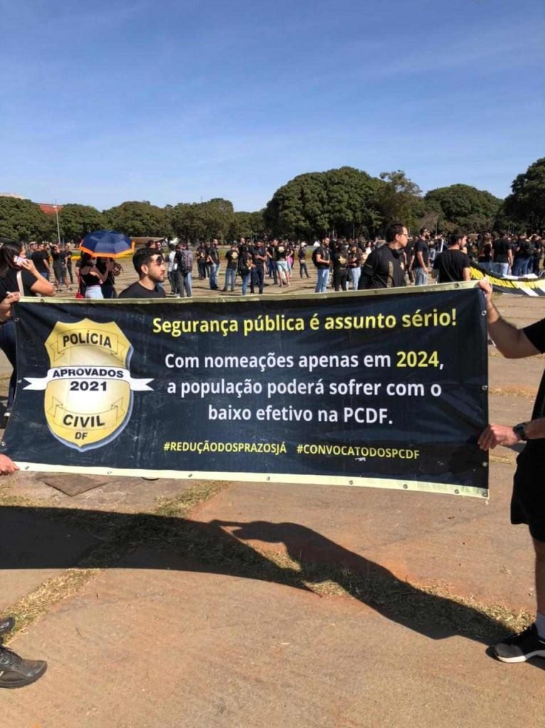 Manifestantes seguram cartazes