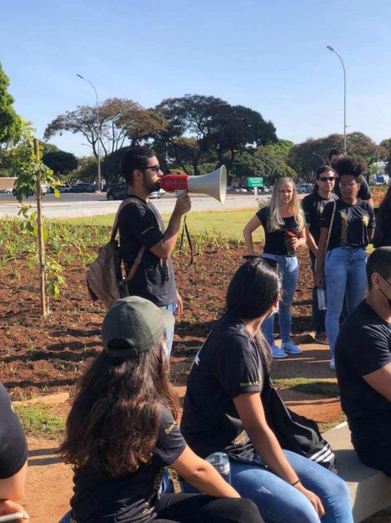 Manifestantes em frente ao Palácio do Buriti