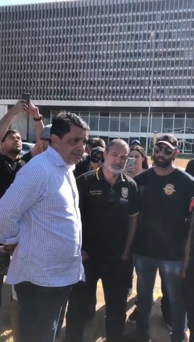 Vídeo: aprovados em concurso da PCDF protestam em frente ao Buriti