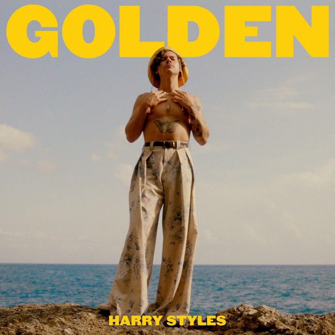 Na imagem com cor, o cantor Harry Styles em capa do clipe Golden
