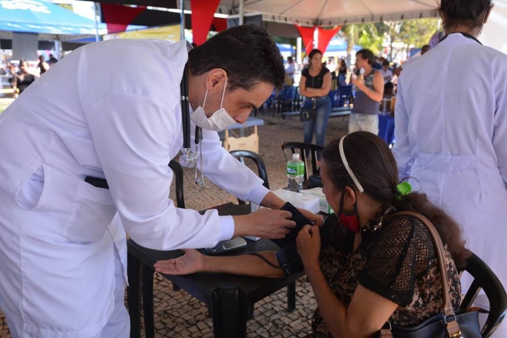 Médico mede pressão de paciente - Metrópoles