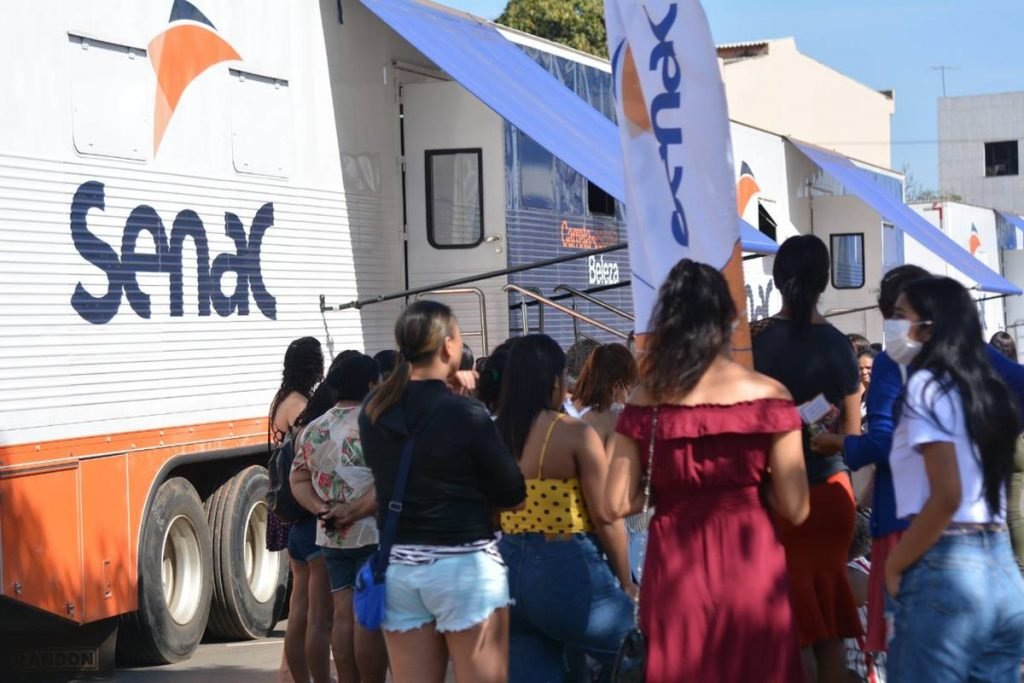 Fila de pessoas ao lado de caminhão - Metrópoles
