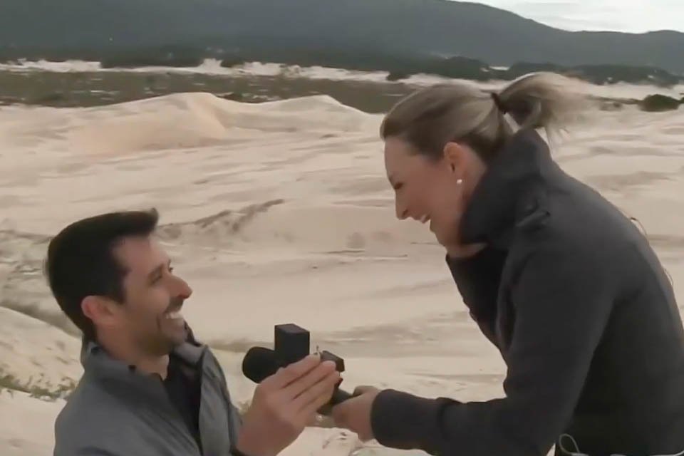 A repórter Graziane Ubiali, da afiliada da Band em Santa Catarina, é pedida em casamento ao vivo pelo namorado, Digiácomo Dias