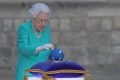 Foto colorida. Rainha Elizabeth