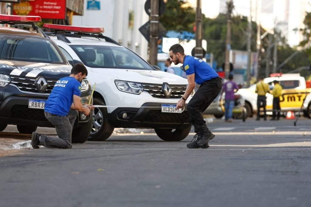 Perícia no local onde racha matou dois jovens em Goiânia