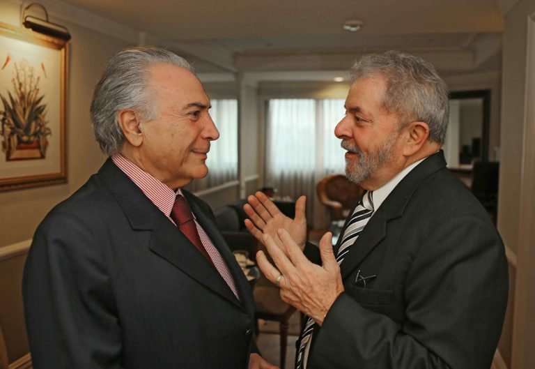 O ex-presidente Michel Temer conversa com Lula durante encontro em São Paulo